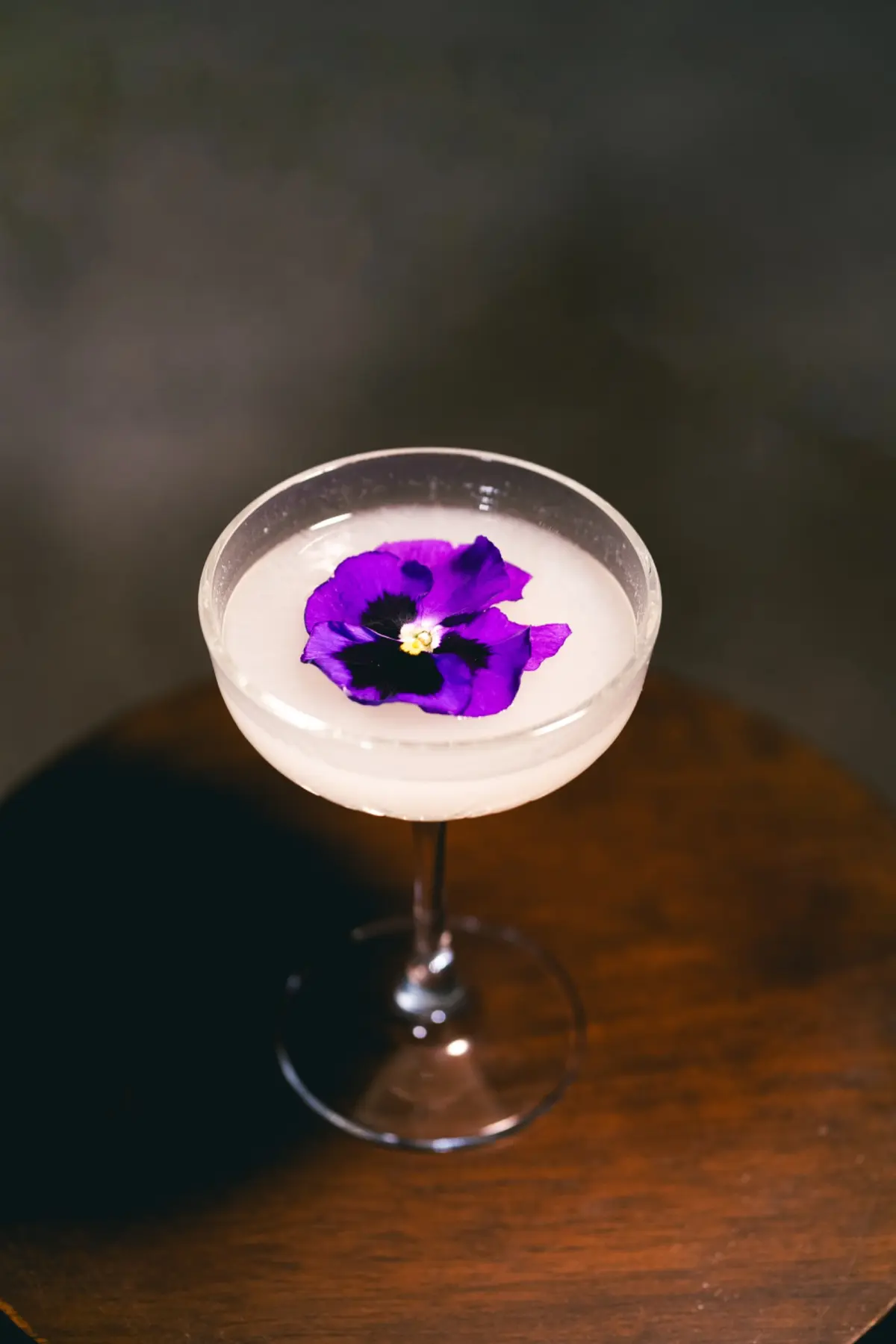 Cóctel con flor violeta