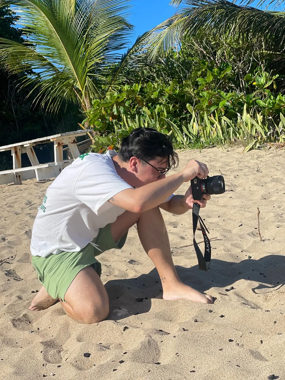 Jan fotografiando una producción editorial en la playa